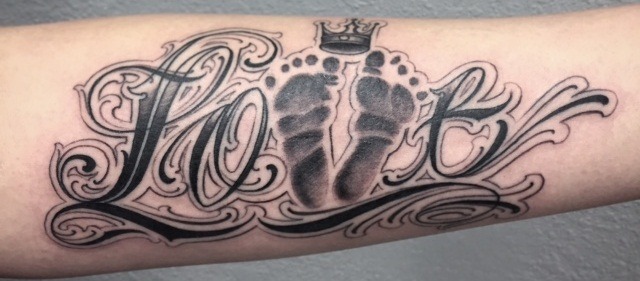 noir-et-gris-script-personnalisé-et-empreinte-tatouage-par-salvador-diaz-at-certified-customs