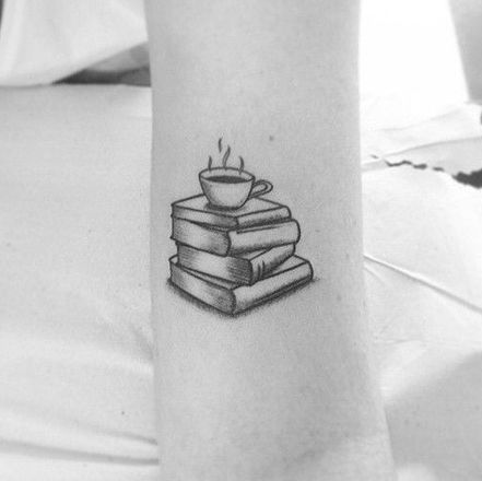 Pile De Livre Et Une Tasse Sur Le Tatouage.