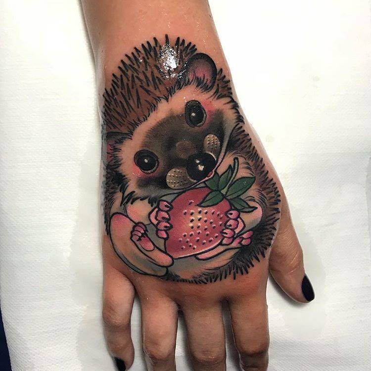 Tatouage de hérisson avec des fruits