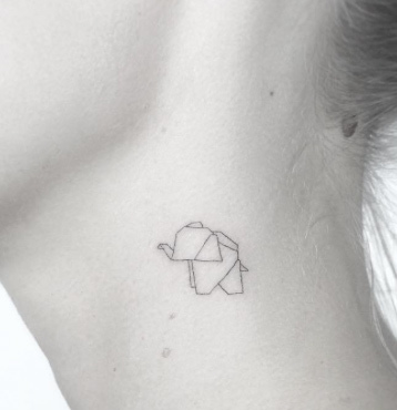 Tatuaggio origami piccolo elefante sul collo