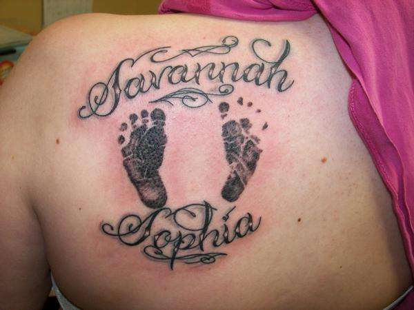 savannah-sophia-noir-encre-empreintes-de-pieds-tatouage-sur-épaule-gauche-arrière