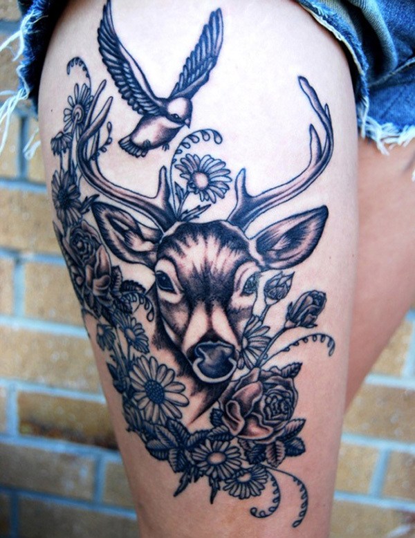 Cerf Avec Tatouage De Fleurs Sur La Cuisse Représentant Le Pouvoir.