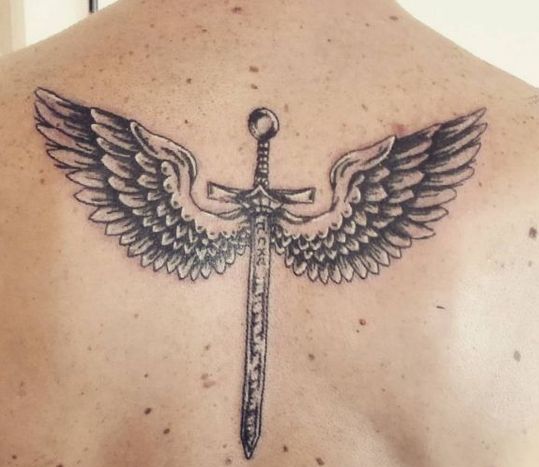 Tatouage d'ailes d'épée sur le dos représentant le pouvoir.