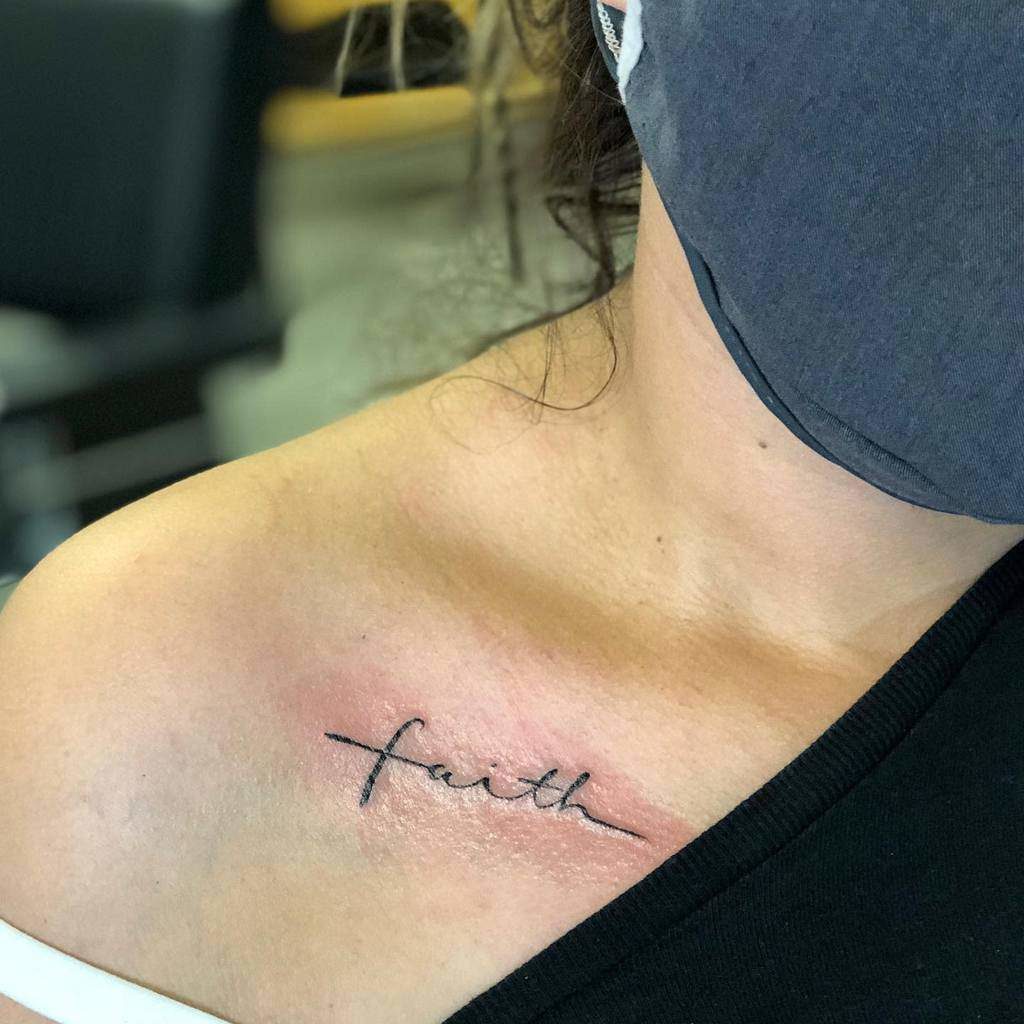 Faith Tattoo sulla spalla per le donne