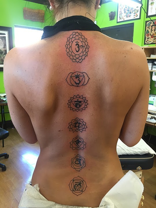 Conception de tatouage de chakra sur le dos