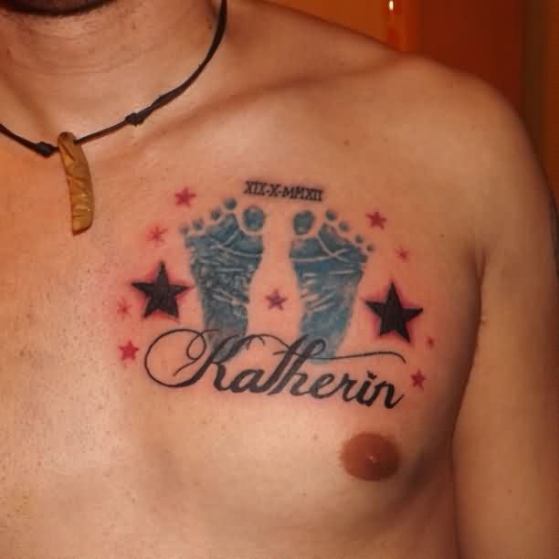 empreintes-et-étoiles-tatouages-sur-la-poitrine