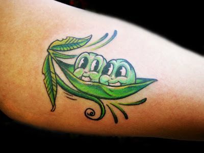 Petit tatouage de cosse de pois sur la main