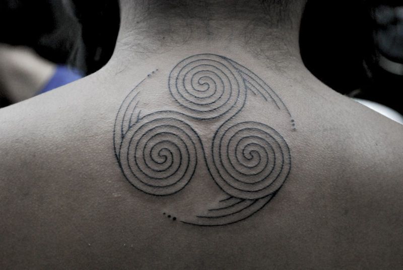 Adinkra Tattoo per uomo sul collo