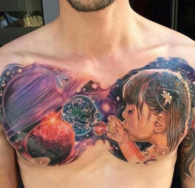 Tatouage sur le thème de l'espace sur la poitrine pour les hommes